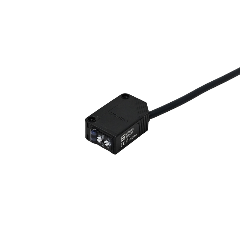 Omron E3Z-D61 Photoelectric Sensor, NPN Open-Collector, 12-24 VDC, 5-100 mm Sensing, IP67